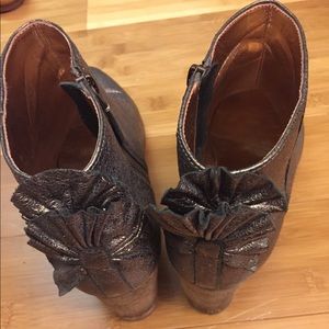 Metallic boots with fan detail